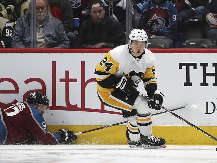 Wegbereiter beim Pittsburgh-Sieg in Colorado: Dominik Kahun (r).
