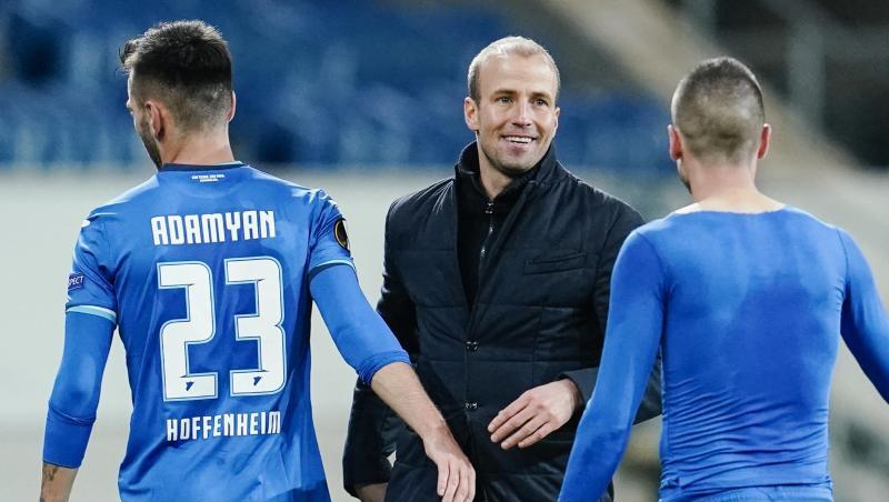 Hoffenheims Trainer Sebastian Hoeneß (M) freut sich nach Spielende mit Sargis Adamyan (l) und Mijat Gacinovic über den Sieg.
