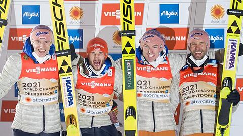 Karl Geiger (l-r), Markus Eisenbichler, Severin Freund und Pius Paschke jubeln über die erfolgreiche Titelverteidigung.