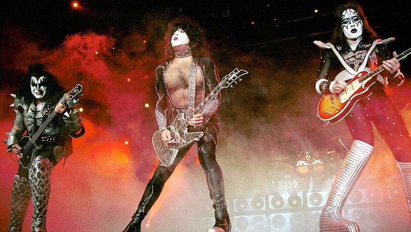 Sänger Gene Simmons und die Gitarristen Paul Stanley und Ace Frehley (v.l.) auf der Bühne.