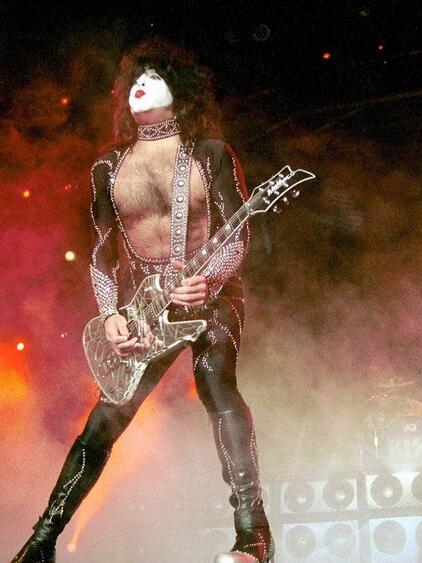 Sänger Gene Simmons und die Gitarristen Paul Stanley und Ace Frehley (v.l.) auf der Bühne.