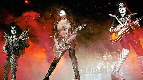 Sänger Gene Simmons und die Gitarristen Paul Stanley und Ace Frehley (v.l.) auf der Bühne.