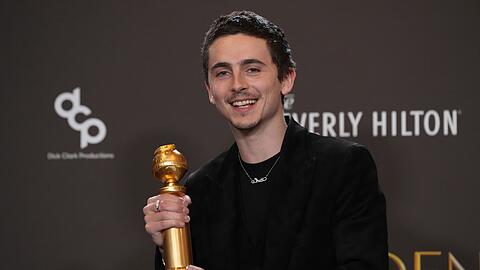 Timothee Chalamet mit seiner Troph&auml;e.