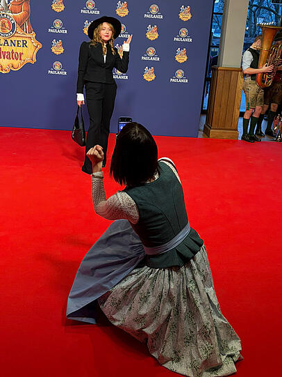 Eva Karl-Faltermeier lichtet Brigitte Hobmeier auf dem roten Teppich ab. Eva Karl-Faltermeier lichtet Brigitte Hobmeier auf dem roten Teppich ab.