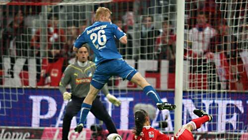 Das erste Tor der Rückrunde: Martin Demichelis trifft zum 1:0 für den FC Bayern Das erste Tor der Rückrunde: Martin Demichelis trifft zum 1:0 für den FC Bayern