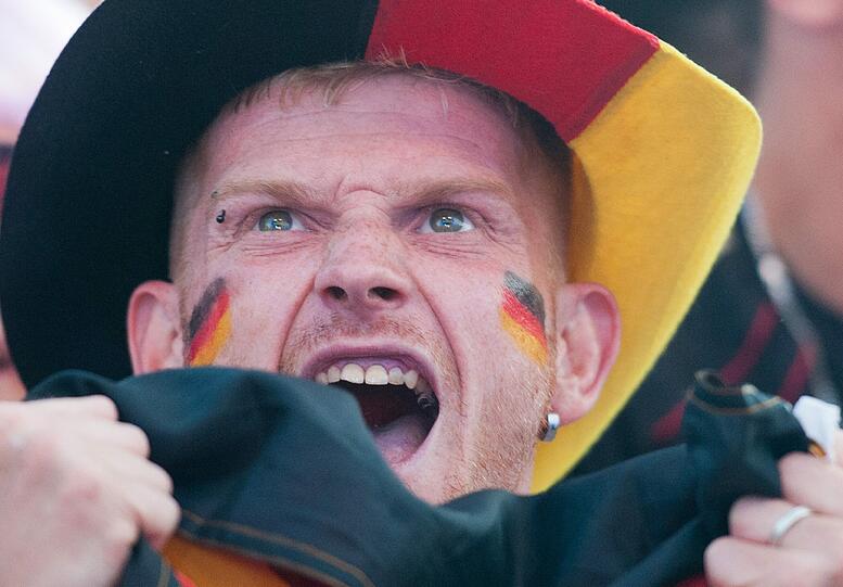 Fahnen, Masken, gute Laune: Hier feiern die Fans mit ihrer deutschen Elf den 4:2-Sieg gegen Griechenland! Die besten Bilder vom Public Viewing zum Durchklicken und Mitjubeln!