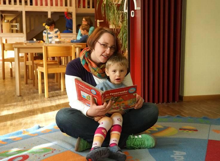 ...Rund 1800 Euro verdiene ich im Kinderhaus, 350 Euro, wenn ich vier Samstage im Monat im DM kassiere. Klar, das ist anstrengend. Immerhin habe ich eine Sechs-Tage-Woche. Der Sonntag ist mehr als kostbar. Erst recht die Zeit, in der ich Urlaub habe. Aber es macht mir auch großen Spaß &ndash; bei beiden Jobs. Viele meiner Kolleginnen arbeiten zusätzlich als Babysitterin oder so, aber das wollte ich nicht. Ich wollte etwas anderes tun, zwar etwas mit Menschen, aber in einem anderen Berufsfeld, und da habe ich bei DM genau das Passende gefunden. Dazu kommt, dass meine beiden Chefinnen den jeweils anderen Job mittragen. Wenn ich vom Kinderhaus am Wochenende einen Termin habe, dann ist das kein Problem, beim DM eine Vertretung zu finden. Ich wüsste nicht, was ich machen sollte, wenn ich mich in beiden Teams nicht so wohl fühlen würde. Das macht es viel einfacher, sich am Samstag morgens zur Frühschicht in den DM an die Kasse zu quälen &ndash; oder wochentags ins Kinderhaus.&ldquo;