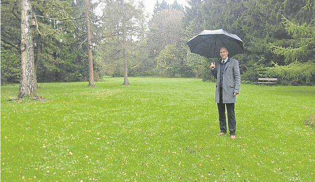 Johannes Sprenger an der Friedhofswiese für anonyme Bestattungen.