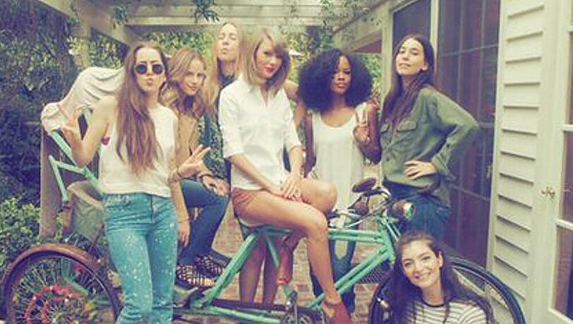 Taylor Swift posiert mit Lorde (r.) und den Mädels von der Band Haim Taylor Swift posiert mit Lorde (r.) und den Mädels von der Band Haim