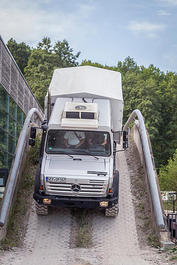 Die modernen Varianten sind deutlich einfacher zu fahren als die Oldies. Zum Beispiel dieser Unimog U 4000 von 2015 mit EPS-Schaltgetriebe.