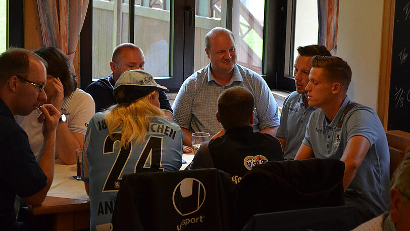 Ein launiger Abend mit Spielern, Trainerteam und den Fans: Daniel Bierofka und seine Mannschaften trafen sich am Donnerstagabend mit den Anhängern zum traditionellen Fanabend - auch in der Regionalliga ein Muss.