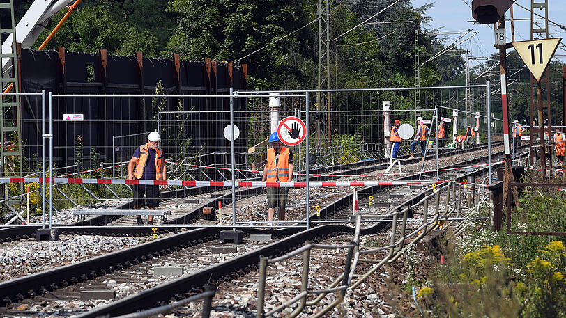 Am 12. August waren Wasser und Erdreich in eine neue Tunnelröhre nur knapp fünf Meter unterhalb der Bahntrasse bei Rastatt eingedrungen, die Gleise sackten ab.