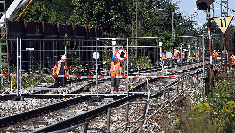 Am 12. August waren Wasser und Erdreich in eine neue Tunnelröhre nur knapp fünf Meter unterhalb der Bahntrasse bei Rastatt eingedrungen, die Gleise sackten ab.