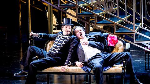 So wird im Gärtnerplatztheater bei der &bdquo;Lustigen Witwe&ldquo; champagnisiert: Sigrid Hauser (li.) als Njegus mit Daniel Prohaska als Danilo.