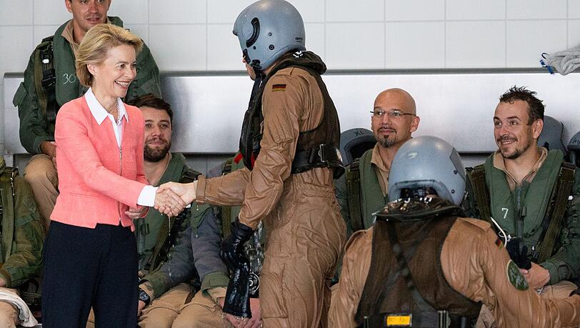 Ursula von der Leyen (CDU), Verteidigungsministerin, steht bei ihrem Besuch der Marineoperationsschule an einem Schwimmbecken und begrüßt die Rettungsschwimmer der Marine. Ursula von der Leyen (CDU), Verteidigungsministerin, steht bei ihrem Besuch der Marineoperationsschule an einem Schwimmbecken und begrüßt die Rettungsschwimmer der Marine.
