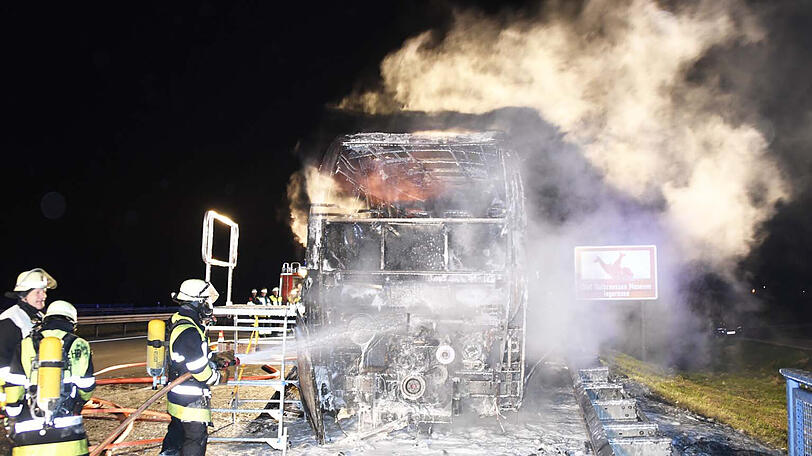 Der Bus brannte fast komplett aus...