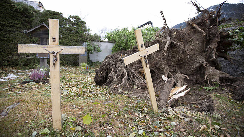 Entwurzelte Bäume, kaputte Gräber. Der Föhnsturm hat auf dem Friedhof im Ortsteil Partenkirchen ganze Arbeit geleistet.