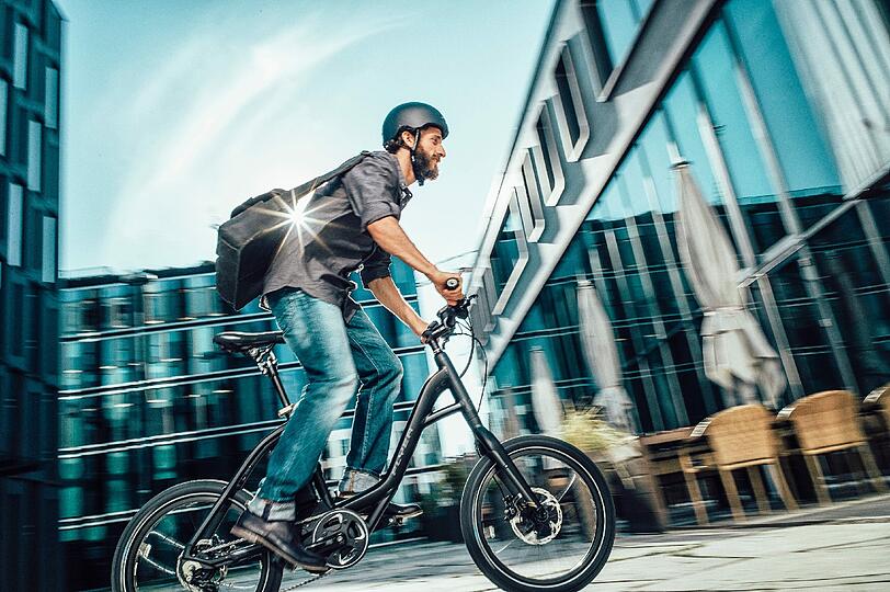 Von wegen etwas für alte Leute: Elektronische Fahrräder gibt es inzwischen auch in jungen Designs.