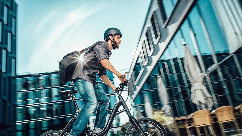 Von wegen etwas für alte Leute: Elektronische Fahrräder gibt es inzwischen auch in jungen Designs. Von wegen etwas für alte Leute: Elektronische Fahrräder gibt es inzwischen auch in jungen Designs.