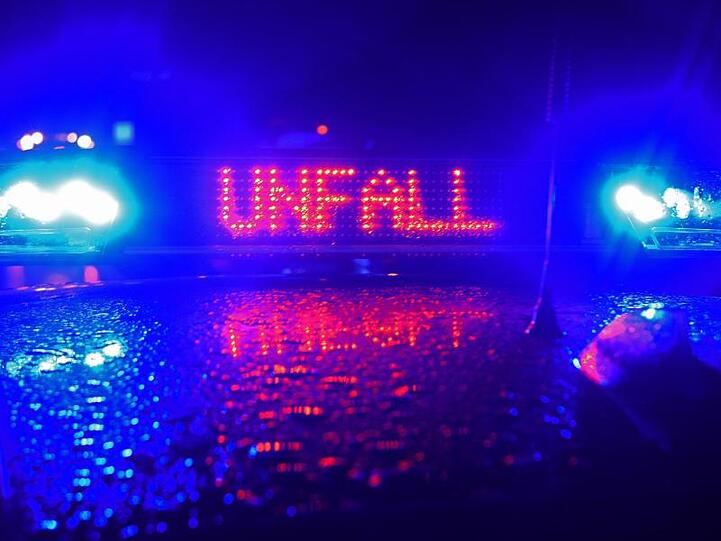 Ein Polizei Blaulicht bei der Unfallaufnahme. Foto: Stefan Puchner/dpa/Symbolbild
