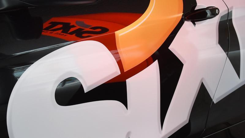 Das Logo des Autovermieters Sixt SE an einer Autotür. Foto: Tobias Hase/dpa/Archivbild