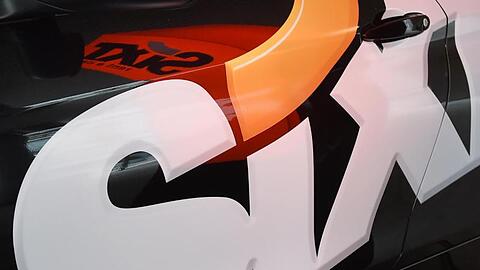 Das Logo des Autovermieters Sixt SE an einer Autotür. Foto: Tobias Hase/dpa/Archivbild