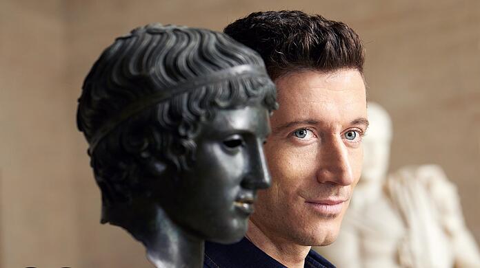 Der Bayern-Star zeigt sich von seiner privaten Seite: Robert Lewandowski beim Shooting für "GQ" in der Glyptothek.