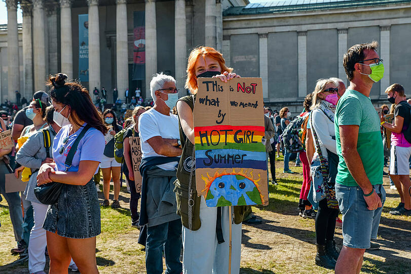 Die Initiative will mit den Demonstrationen politischen Druck aufbauen. Sie fordert Maßnahmen, um die Klimaerhitzung auf 1,5 Grad zu begrenzen.
