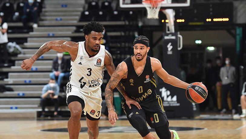 Nick Weiler-Babb läuft an Chris Jones vorbei