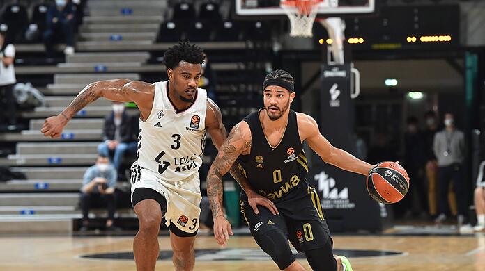 Nick Weiler-Babb läuft an Chris Jones vorbei