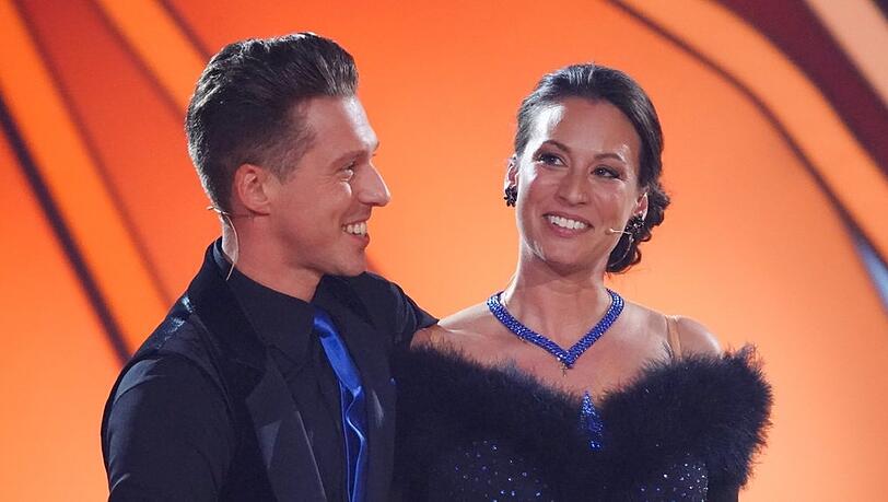 Valentin Lusin und Caroline Bosbach fallen für Show drei aus. Die Politiker-Tochter wurde positiv auf das Coronavirus getestet. Valentin Lusin und Caroline Bosbach fallen für Show drei aus. Die Politiker-Tochter wurde positiv auf das Coronavirus getestet.