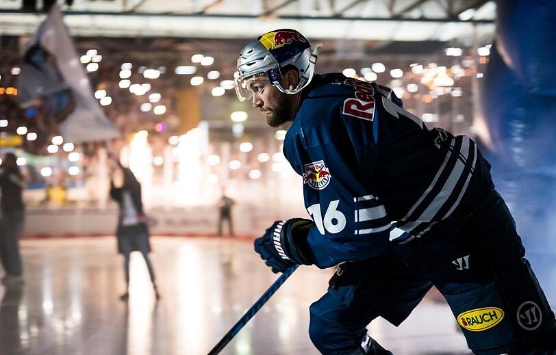 Spiel fünf fest im Blick: EHC-Verteidiger Konrad Abeltshauser lässt sich vom 1:3-Rückstand gegen Bremerhaven nicht unterkriegen.