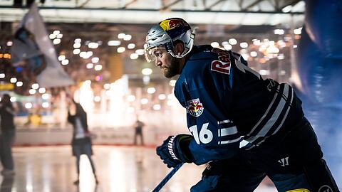Spiel fünf fest im Blick: EHC-Verteidiger Konrad Abeltshauser lässt sich vom 1:3-Rückstand gegen Bremerhaven nicht unterkriegen.