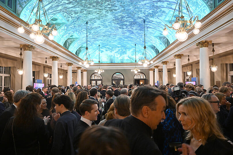 Gäste feiern nach der Verleihung des Bayerischen Filmpreises im Gartensaal des Prinzregententheaters.