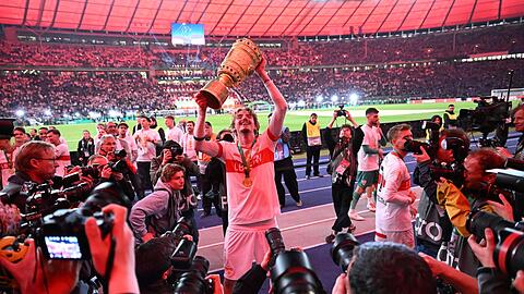 Nick Woltemade feierte als einer der Torschützen mit dem Pokal.