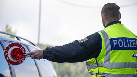 Die Bundespolizei hielt mehrere Fahrzeuge an. (Symbolbild)