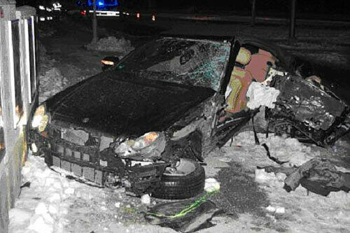 Das Wrack des Mercedes steht an der Unfallstelle.