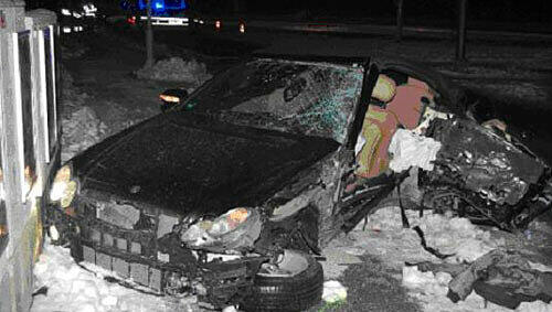 Das Wrack des Mercedes steht an der Unfallstelle. Das Wrack des Mercedes steht an der Unfallstelle.