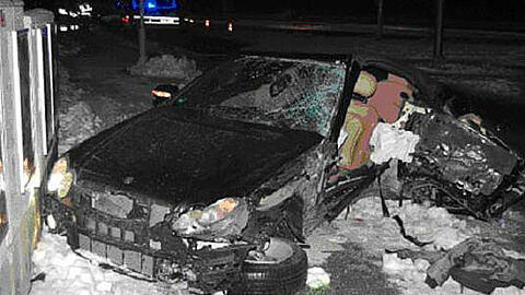 Das Wrack des Mercedes steht an der Unfallstelle.