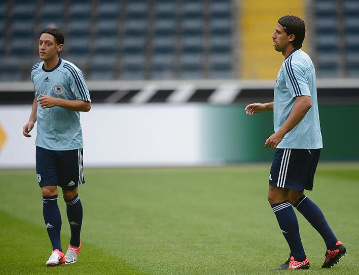 Die Mannschaft vertraut Joachim Löw
weiter &bdquo;zu hundert Prozent&ldquo;, wie Sami Khedira (rechts) versichert.