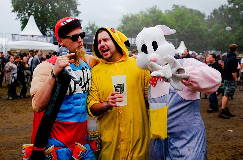 Schlechter Empfang oder Akku leer? Auf dem Wacken jagt man dann eben reale Pokémons.