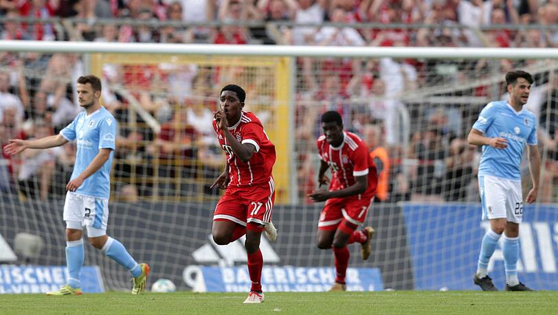 Tor für den FC Bayern II: Derrick Köhn (2.v.l.) trifft für die Roten um Torjäger Otschi Wriedt (2.v.r.) zum entscheidenden 3:1, Eric Weeger (l.) und Aaron Berzel (r.) vom TSV 1860 können nur zuschauen. Tor für den FC Bayern II: Derrick Köhn (2.v.l.) trifft für die Roten um Torjäger Otschi Wriedt (2.v.r.) zum entscheidenden 3:1, Eric Weeger (l.) und Aaron Berzel (r.) vom TSV 1860 können nur zuschauen.