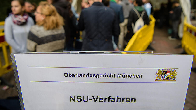 Einige der Zuschauer stehen schon seit dem späten Dienstagabend an, um in den Gerichtssaal zu kommen. Für nur etwa ein Drittel von ihnen ist jedoch Platz.