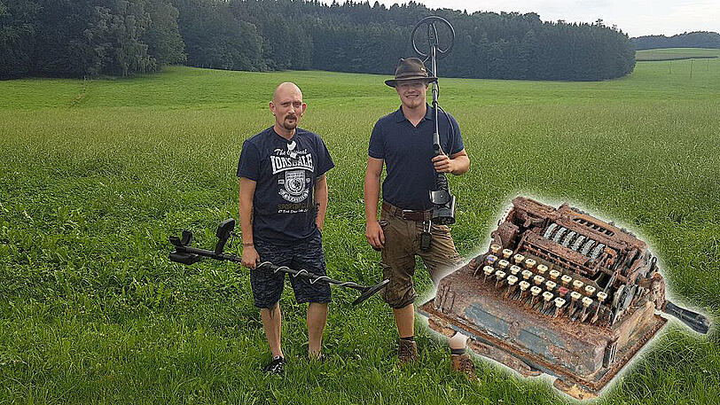 Volker Schranne (links) und Max Schöps haben die Verschlüsselungsmaschine in der Schotterebene von Aying gefunden.