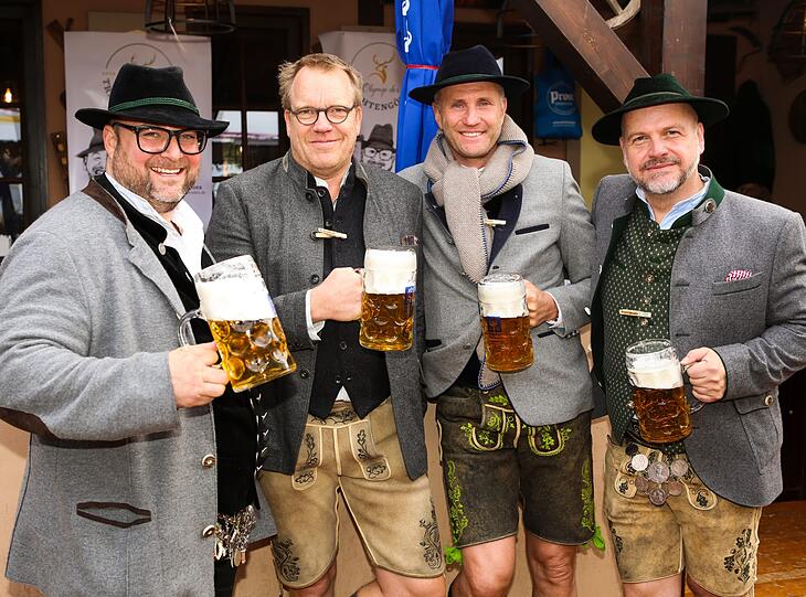 Feiern für den guten Zweck auf der Wiesn: Maximilian Oberbigler, Michael Altem, Johannes Ehling, Oliver Rauh