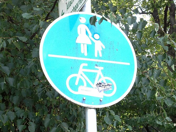Als der Täter sie angriff, war die Frau zu Fuß unterwegs. Ihr Fahrrad schob sie neben sich her.