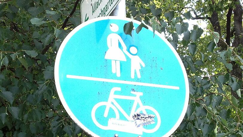 Als der Täter sie angriff, war die Frau zu Fuß unterwegs. Ihr Fahrrad schob sie neben sich her. Als der Täter sie angriff, war die Frau zu Fuß unterwegs. Ihr Fahrrad schob sie neben sich her.