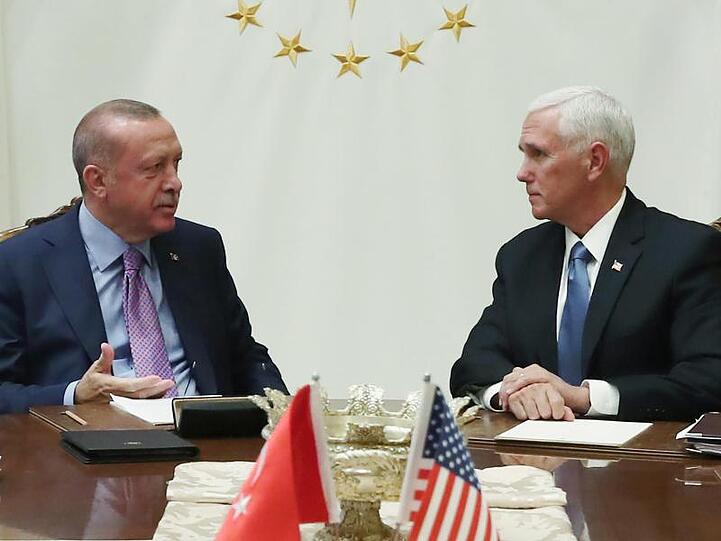 US-Vizepräsident Mike Pence (r) spricht mit dem türkischen Präsidenten Recep Tayyip Erdogan.