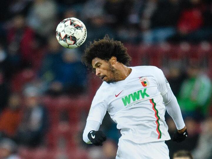 Francisco da Silva Caiuby vom FC Augsburg spielt den Ball mit dem Kopf. Foto: Matthias Balk/Archiv