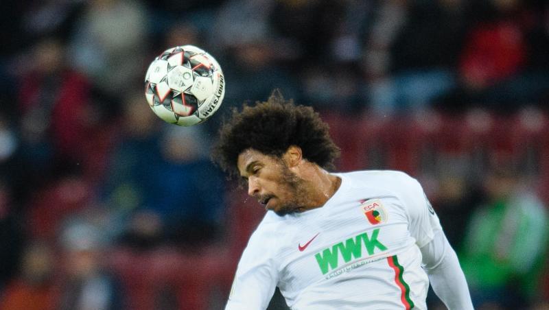 Francisco da Silva Caiuby vom FC Augsburg spielt den Ball mit dem Kopf. Foto: Matthias Balk/Archiv Francisco da Silva Caiuby vom FC Augsburg spielt den Ball mit dem Kopf. Foto: Matthias Balk/Archiv